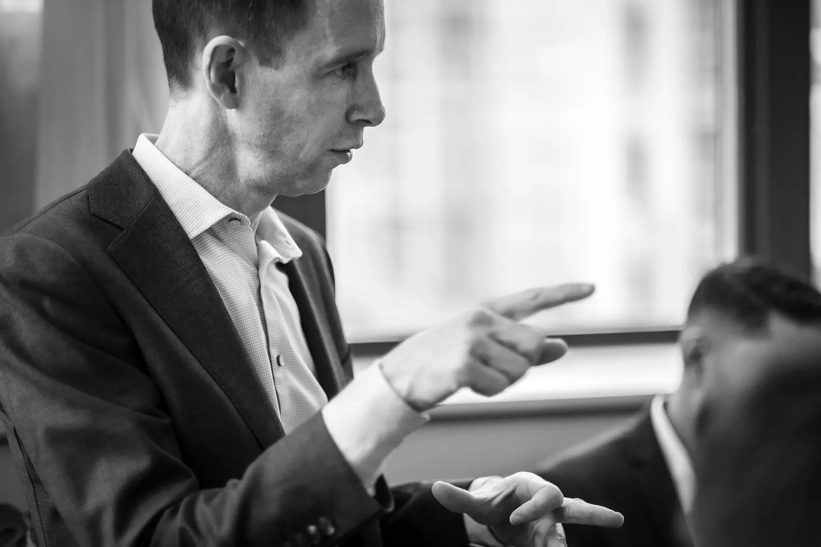 Seclights rådgivare i samtal på kontoret